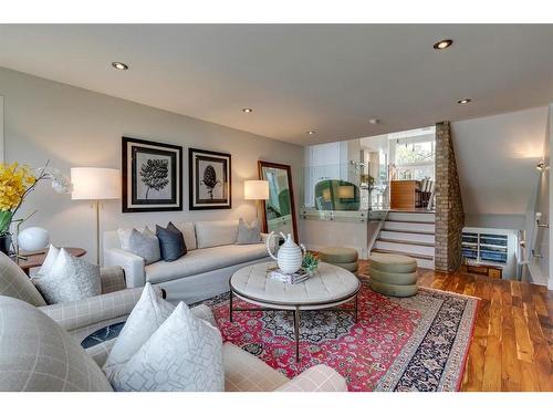 637 26 Avenue Nw, Calgary, AB - Indoor Photo Showing Living Room