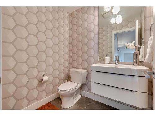 637 26 Avenue Nw, Calgary, AB - Indoor Photo Showing Bathroom