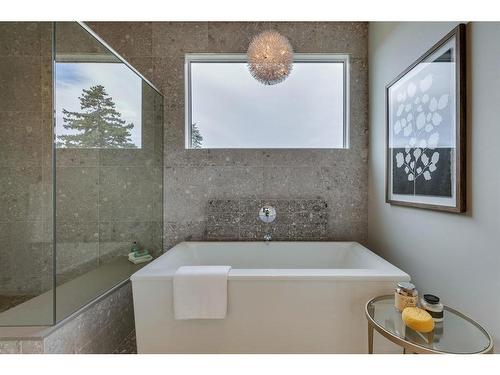 637 26 Avenue Nw, Calgary, AB - Indoor Photo Showing Bathroom