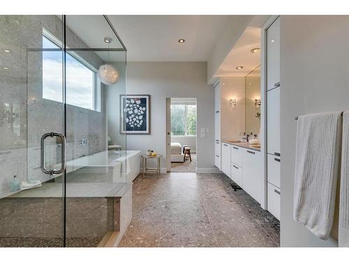 637 26 Avenue Nw, Calgary, AB - Indoor Photo Showing Bathroom