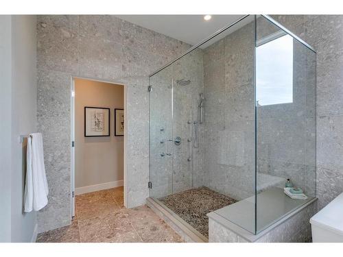 637 26 Avenue Nw, Calgary, AB - Indoor Photo Showing Bathroom