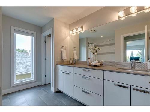 637 26 Avenue Nw, Calgary, AB - Indoor Photo Showing Bathroom