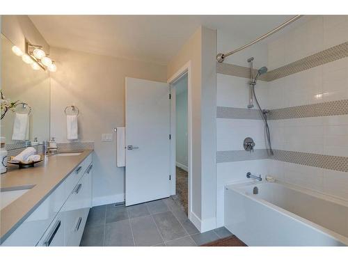 637 26 Avenue Nw, Calgary, AB - Indoor Photo Showing Bathroom