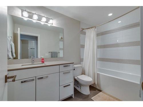 637 26 Avenue Nw, Calgary, AB - Indoor Photo Showing Bathroom