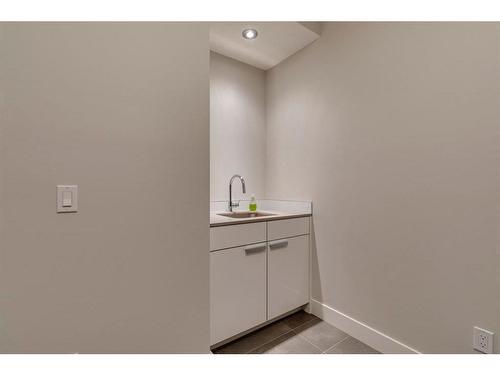 637 26 Avenue Nw, Calgary, AB - Indoor Photo Showing Other Room