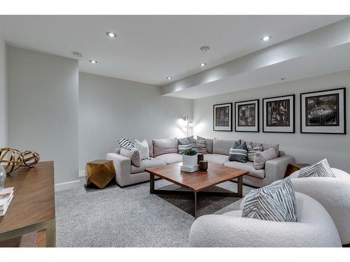 637 26 Avenue Nw, Calgary, AB - Indoor Photo Showing Living Room