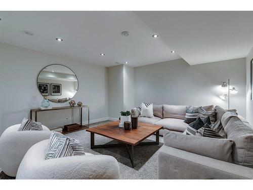 637 26 Avenue Nw, Calgary, AB - Indoor Photo Showing Living Room