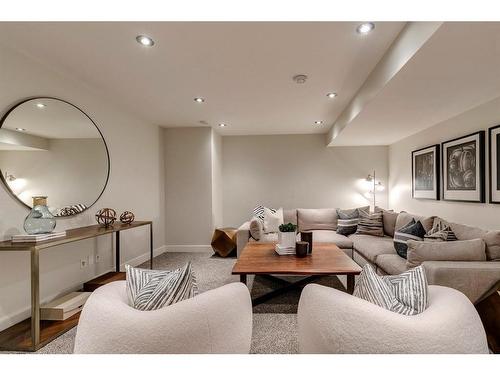 637 26 Avenue Nw, Calgary, AB - Indoor Photo Showing Living Room