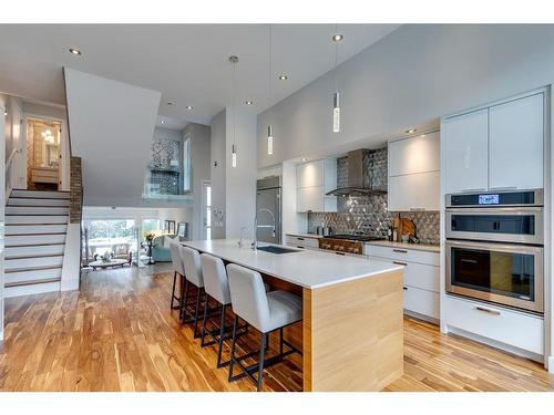 637 26 Avenue Nw, Calgary, AB - Indoor Photo Showing Kitchen With Upgraded Kitchen