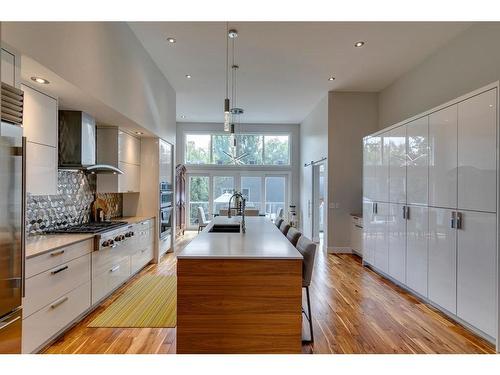 637 26 Avenue Nw, Calgary, AB - Indoor Photo Showing Kitchen With Upgraded Kitchen