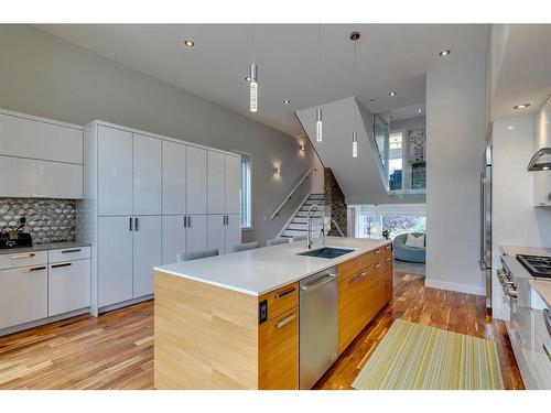 637 26 Avenue Nw, Calgary, AB - Indoor Photo Showing Kitchen With Upgraded Kitchen