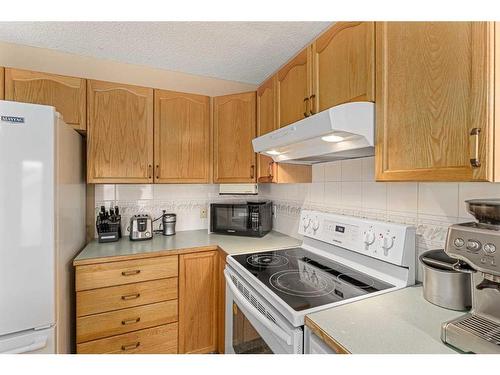 436 Mt Lorette Place Se, Calgary, AB - Indoor Photo Showing Kitchen