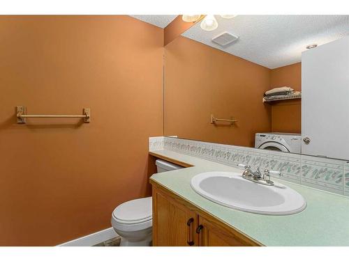 436 Mt Lorette Place Se, Calgary, AB - Indoor Photo Showing Bathroom