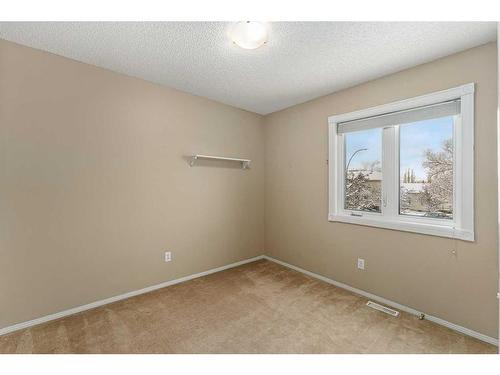 436 Mt Lorette Place Se, Calgary, AB - Indoor Photo Showing Other Room