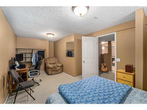 436 Mt Lorette Place Se, Calgary, AB - Indoor Photo Showing Bedroom