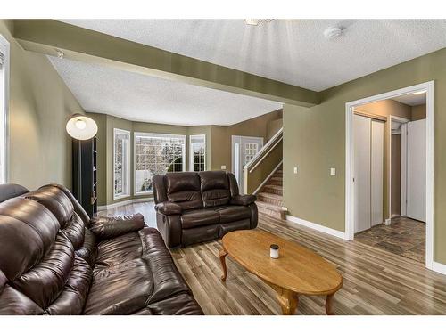 436 Mt Lorette Place Se, Calgary, AB - Indoor Photo Showing Living Room