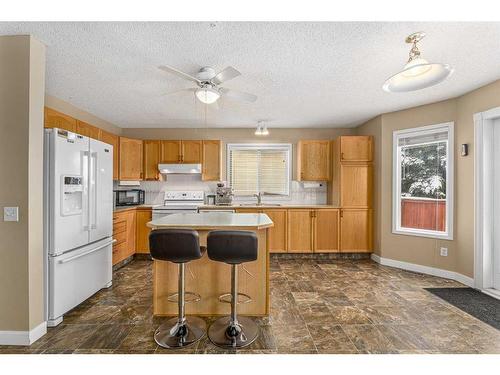 436 Mt Lorette Place Se, Calgary, AB - Indoor Photo Showing Kitchen