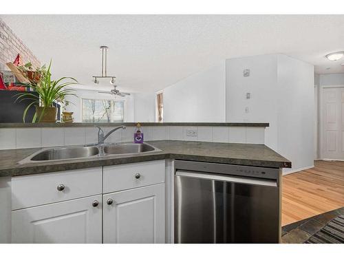 1104-950 Arbour Lake Road Nw, Calgary, AB - Indoor Photo Showing Kitchen With Double Sink