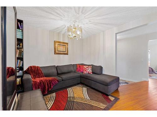 142 Templehill Drive Ne, Calgary, AB - Indoor Photo Showing Living Room