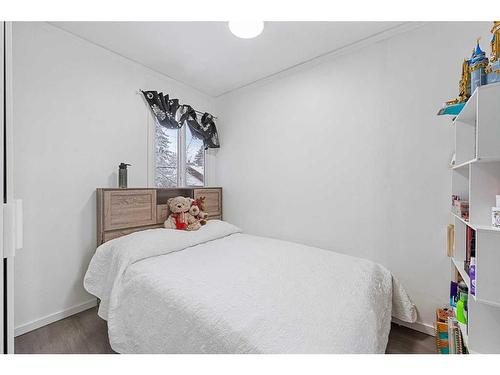 142 Templehill Drive Ne, Calgary, AB - Indoor Photo Showing Bedroom