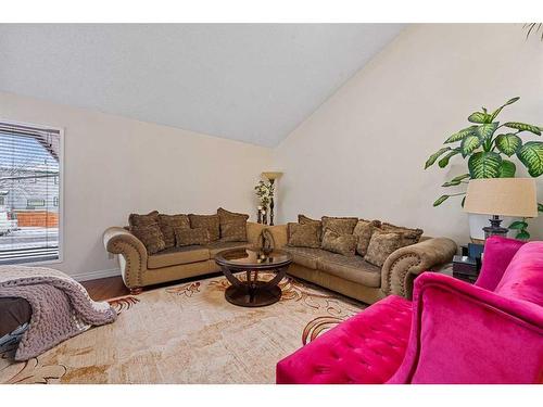 142 Templehill Drive Ne, Calgary, AB - Indoor Photo Showing Living Room