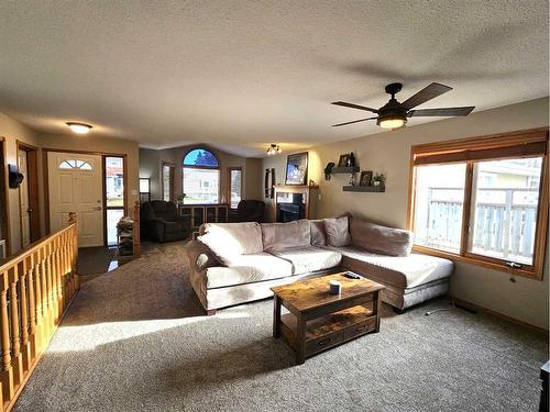 4236 Shannon Drive, Olds, AB - Indoor Photo Showing Living Room