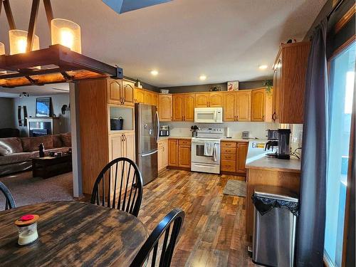 4236 Shannon Drive, Olds, AB - Indoor Photo Showing Kitchen