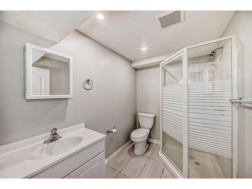 63 Harvest Wood Way Ne, Calgary, AB - Indoor Photo Showing Bathroom