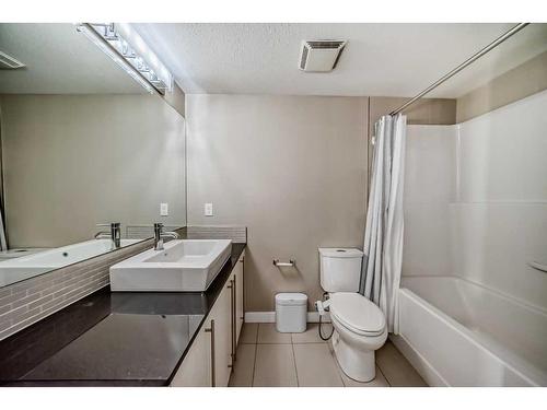 3309-11 Mahogany Row Se, Calgary, AB - Indoor Photo Showing Bathroom