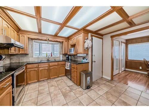 935 Hunterston Hill Nw, Calgary, AB - Indoor Photo Showing Kitchen With Double Sink