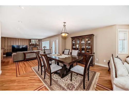 935 Hunterston Hill Nw, Calgary, AB - Indoor Photo Showing Dining Room