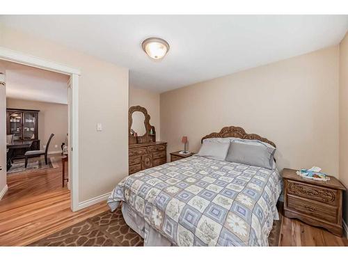 935 Hunterston Hill Nw, Calgary, AB - Indoor Photo Showing Bedroom