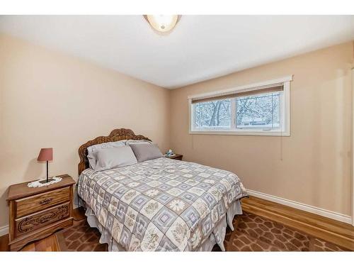 935 Hunterston Hill Nw, Calgary, AB - Indoor Photo Showing Bedroom