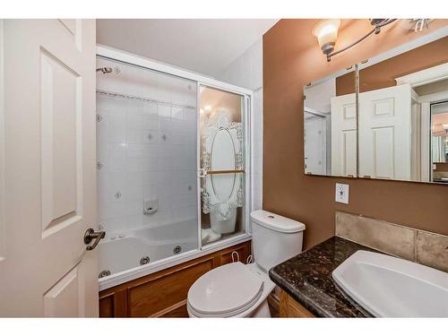 935 Hunterston Hill Nw, Calgary, AB - Indoor Photo Showing Bathroom