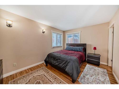 935 Hunterston Hill Nw, Calgary, AB - Indoor Photo Showing Bedroom