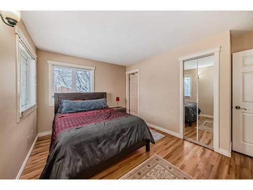 935 Hunterston Hill Nw, Calgary, AB - Indoor Photo Showing Bedroom