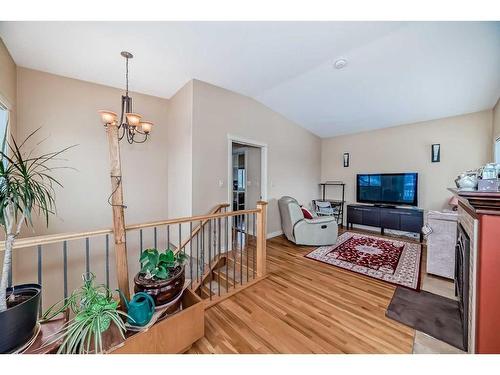 935 Hunterston Hill Nw, Calgary, AB - Indoor Photo Showing Other Room