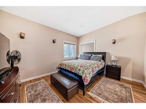 935 Hunterston Hill Nw, Calgary, AB - Indoor Photo Showing Bedroom