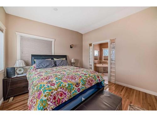 935 Hunterston Hill Nw, Calgary, AB - Indoor Photo Showing Bedroom