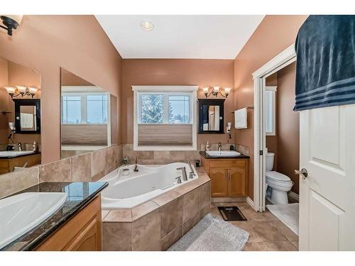 935 Hunterston Hill Nw, Calgary, AB - Indoor Photo Showing Bathroom