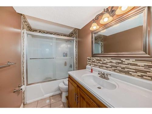 935 Hunterston Hill Nw, Calgary, AB - Indoor Photo Showing Bathroom