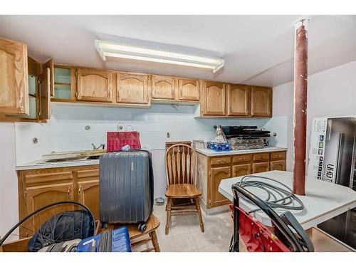 935 Hunterston Hill Nw, Calgary, AB - Indoor Photo Showing Kitchen