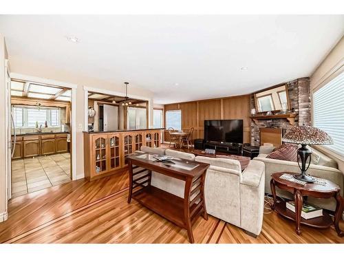 935 Hunterston Hill Nw, Calgary, AB - Indoor Photo Showing Living Room