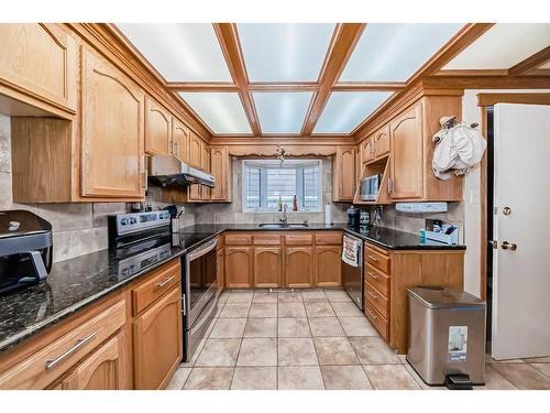 935 Hunterston Hill Nw, Calgary, AB - Indoor Photo Showing Kitchen