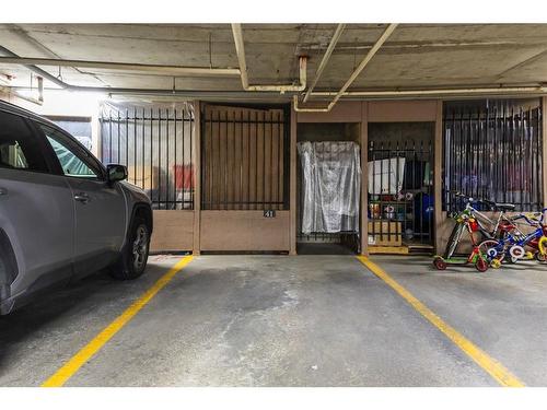 2207-70 Panamount Dr Nw, Calgary, AB - Indoor Photo Showing Garage