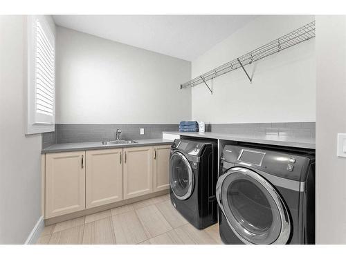 41 Waters Edge Drive, Heritage Pointe, AB - Indoor Photo Showing Laundry Room