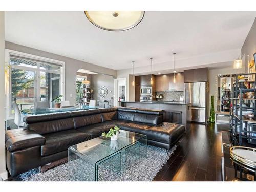 103-540 34 Street Nw, Calgary, AB - Indoor Photo Showing Living Room