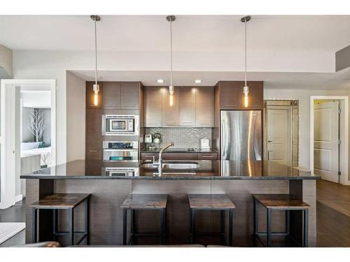 103-540 34 Street Nw, Calgary, AB - Indoor Photo Showing Kitchen With Double Sink With Upgraded Kitchen