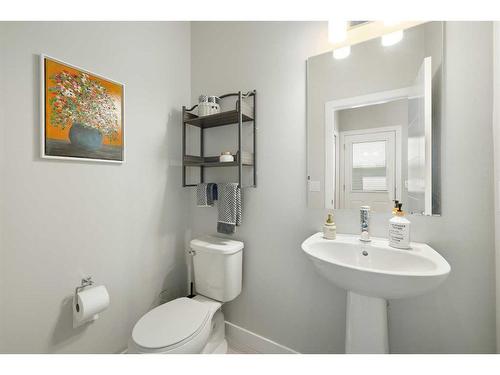 30 D'Arcy Boulevard, Okotoks, AB - Indoor Photo Showing Bathroom