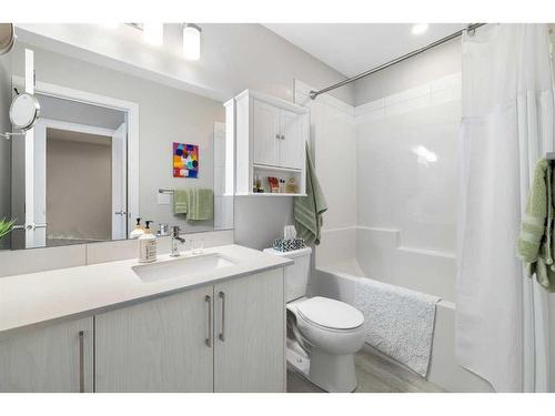 30 D'Arcy Boulevard, Okotoks, AB - Indoor Photo Showing Bathroom